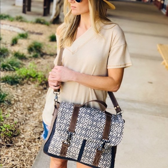 LAST ONE! X Design Messenger Bag - Picture 7 of 7